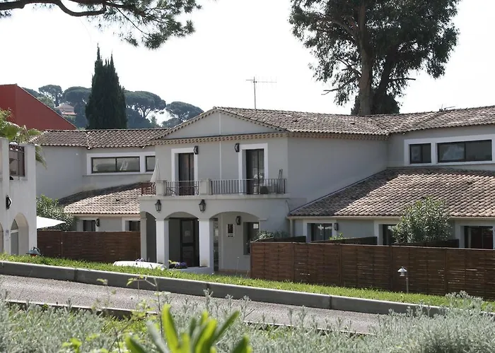 Le Chateau Des Artistes