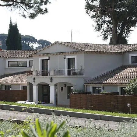 Le Chateau Des Artistes