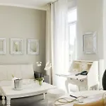 Le Chateau Des Artistes Apartment